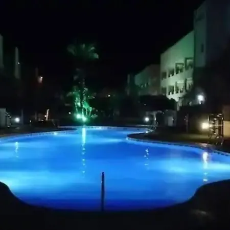 Bajo Con Jardin A Pie De Playa Y Piscina Comunitaria Con Jacuzzi Apartment